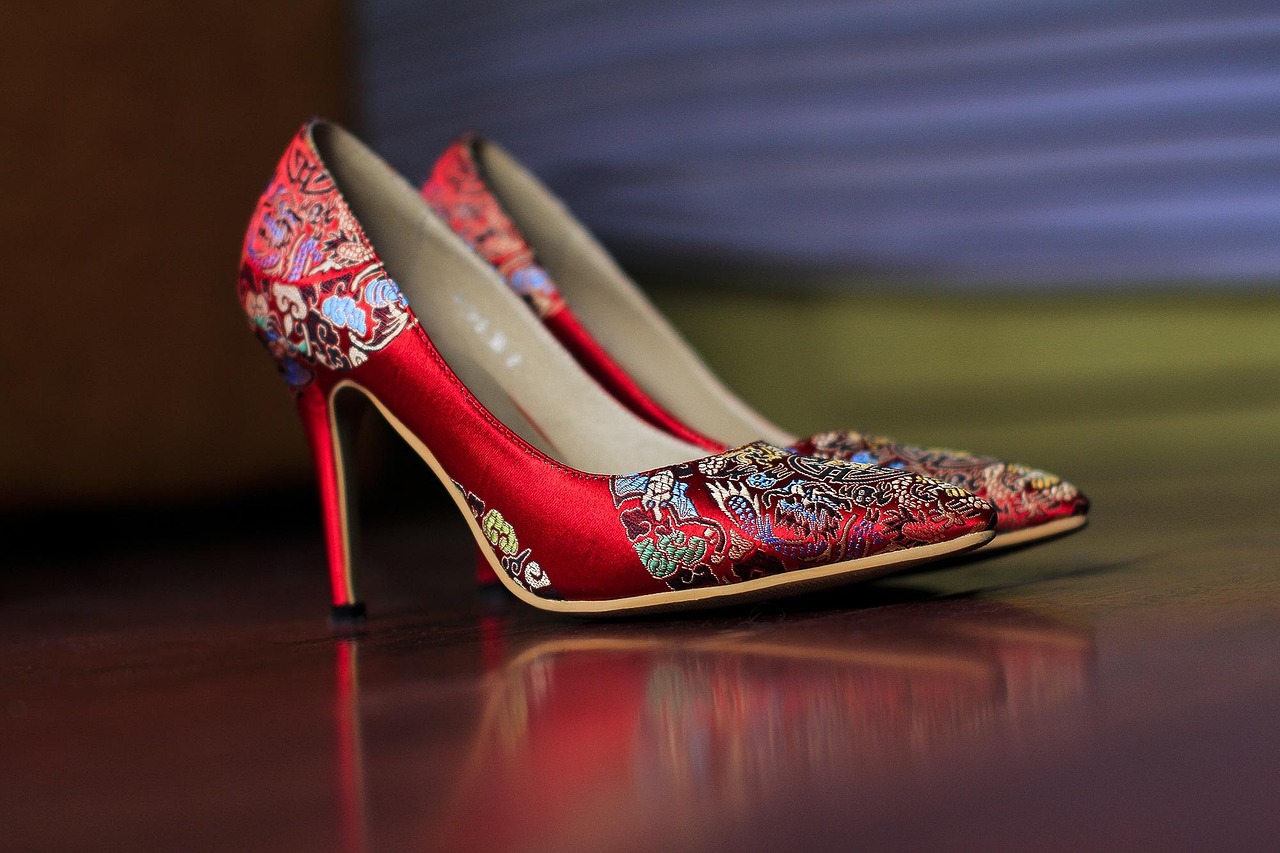 entdecken sie unsere umfangreiche kollektion an hochwertigen schuhen für jeden anlass. von eleganten abendmode bis hin zu lässigen freizeitmodellen - finden sie den perfekten schuh, der ihren stil unterstreicht und optimalen komfort bietet.